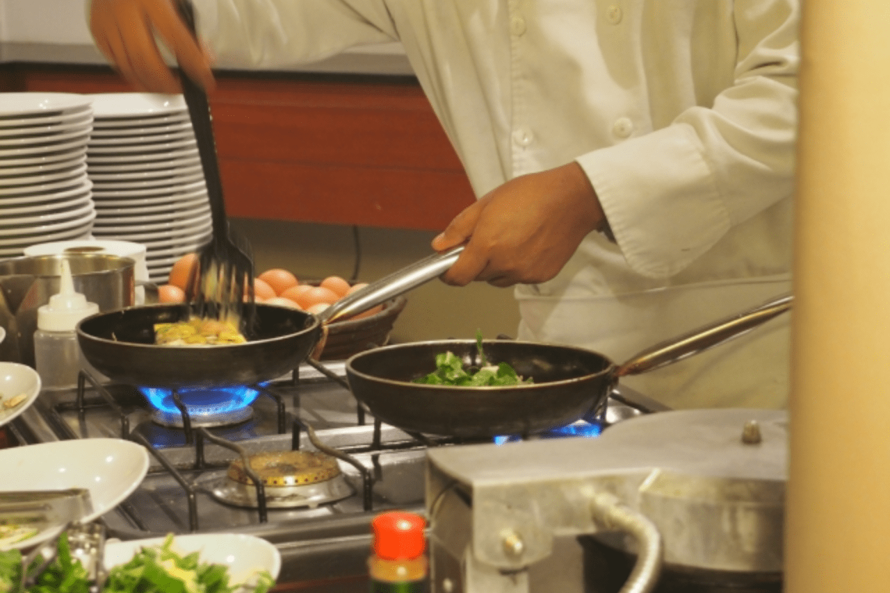 シェフが腕をふるい、栄養と味覚両方のバランスが取れたメニューを提供する食事自慢の施設も（※写真はイメージです）