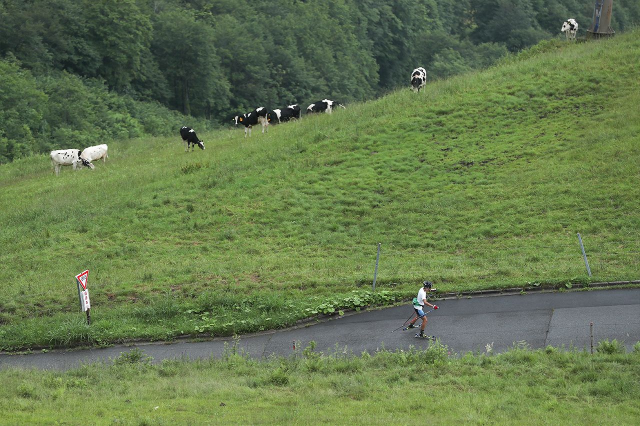 夏場の白馬でのローラースキーの練習