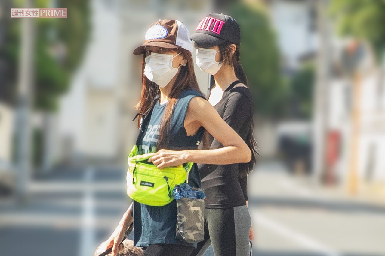 工藤静香と愛犬の散歩をするKoki,（2020年）