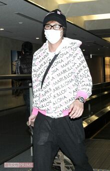 中居正広（2012年、成田空港）