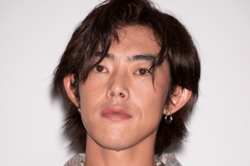 『Netflix』の“悲惨役”から一転の吉村界人、『クレヨンしんちゃん』実写CMで「やっと幸せな役掴んだ」ファン待望の明るいハマり役