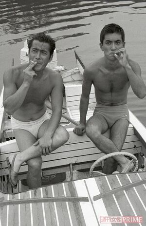 三船敏郎さんと神奈川県葉山の海でくつろぐ貴重ショット（'63年ごろ）。三船さんとはデビュー作『男対男』はじめ共演映画が多い（撮影／本誌写真班）