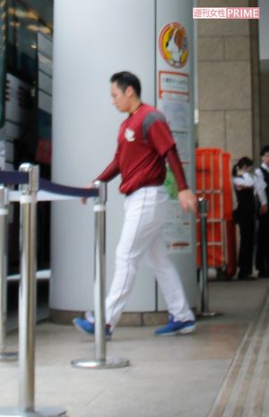 5月29日、ホテルから出てバスに乗り込む松井