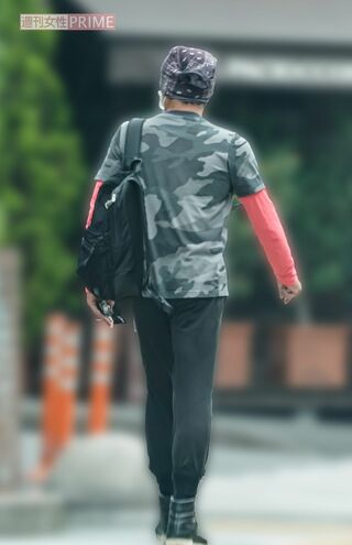 2020年5月、コロナ禍で厳戒態勢で外出する吉川晃司