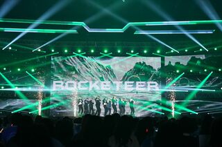 『Rocketeer』では強烈なビートサウンドに乗って、キレッキレのダンスとボーカルを披露 （C）LAPONE ENTERTAINMENT