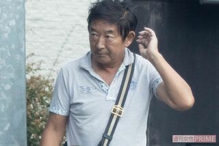 子どもの送迎をして車に戻る石田純一（'20年9月）