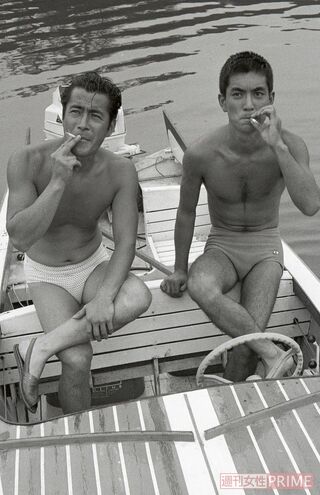 三船敏郎さんと神奈川県葉山の海でくつろぐ貴重ショット（ '63年ごろ）。三船さんとはデビュー作『男対男』はじめ共演映画が多い（撮影／本誌写真班）