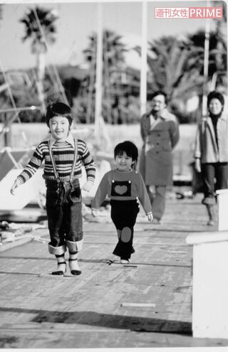 原田愛（左から2人め）が子どものころ（C）『別れない理由』／講談社