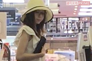 井川に気づいた客の視線を浴びていたが、本人は気にせず娘との時間を楽しんだ