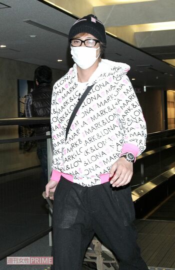 中居正広（2012年、成田空港）