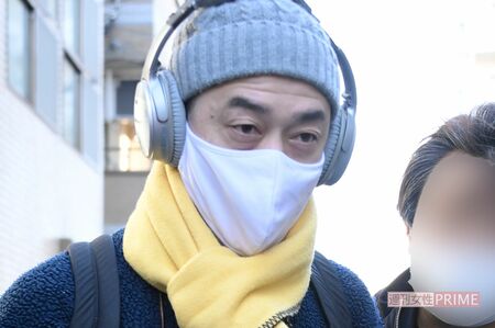 ヘッドホンを着用した榊英雄は、記者の質問にいっさい答えず、一瞥もすることなく足早にその場を去った