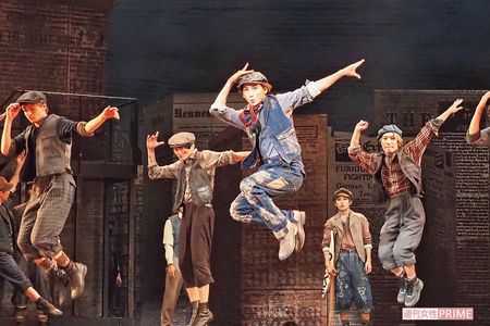 大我が演じる主人公・ジャックの仲間のニュージーズに加藤清史郎や松岡広大が出演　写真提供／東宝演劇部