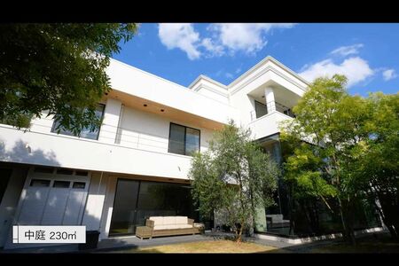 ヒカキンが住む20億円の新居の広大な中庭（本人のYouTubeチャンネルより）