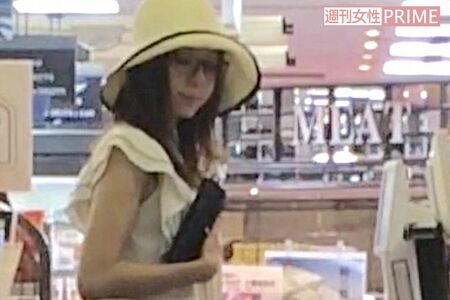 井川に気づいた客の視線を浴びていたが、本人は気にせず娘との時間を楽しんだ