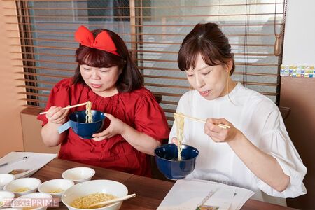 食のプロ2人が実際に試食している様子　撮影／山田智絵