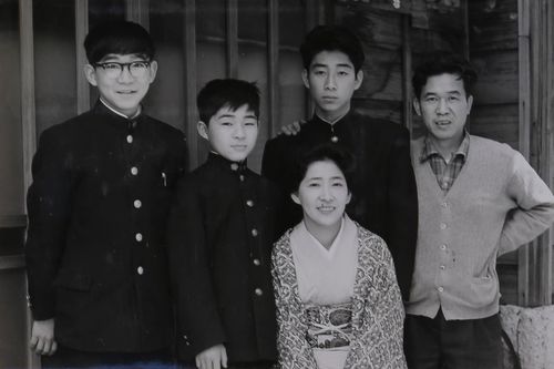 村林一家。（後列左から）次兄、村林さん、長兄。父は写真に一切の妥協がなかった