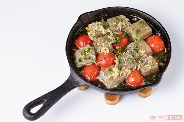 こんにゃくとしらすのアヒージョ（撮影／矢島泰輔）