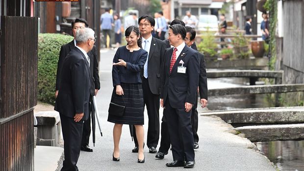 倉吉市内の『白壁土蔵群』を興味深くご覧になり、地元住民にも笑顔で応じられていた