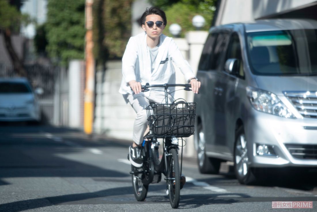 2019年5月サングラスをかけママチャリで颯爽と走る大倉忠義