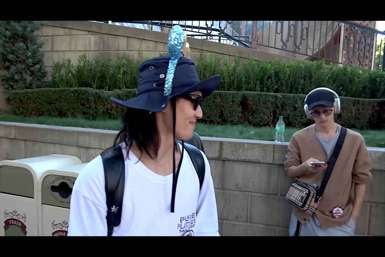 ディズニーでスマホを触りながらヘッドホンをして休憩する如恵留