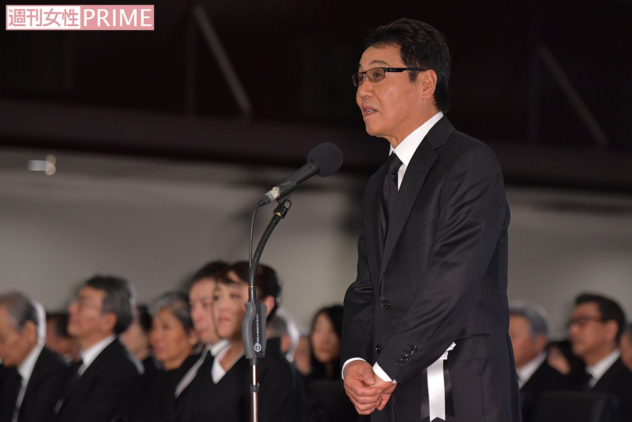 友人代表として、五木ひろし、奥田瑛二、黒柳徹子の3人が弔辞を述べた