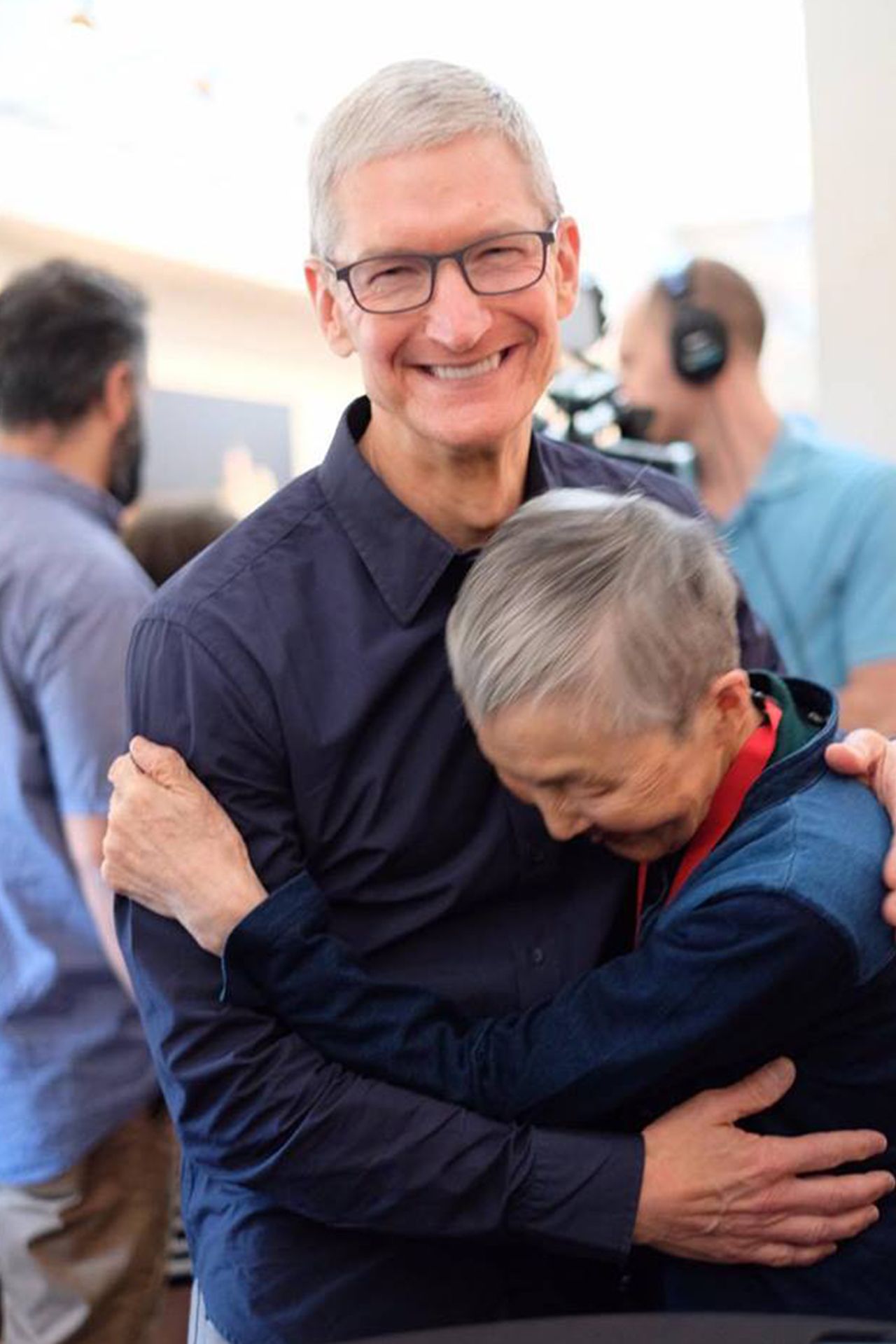 WWDC2017にて。アップルのティム・クックCEOと2人で親密に話した後、ハグ（撮影：松村太郎／東洋経済）