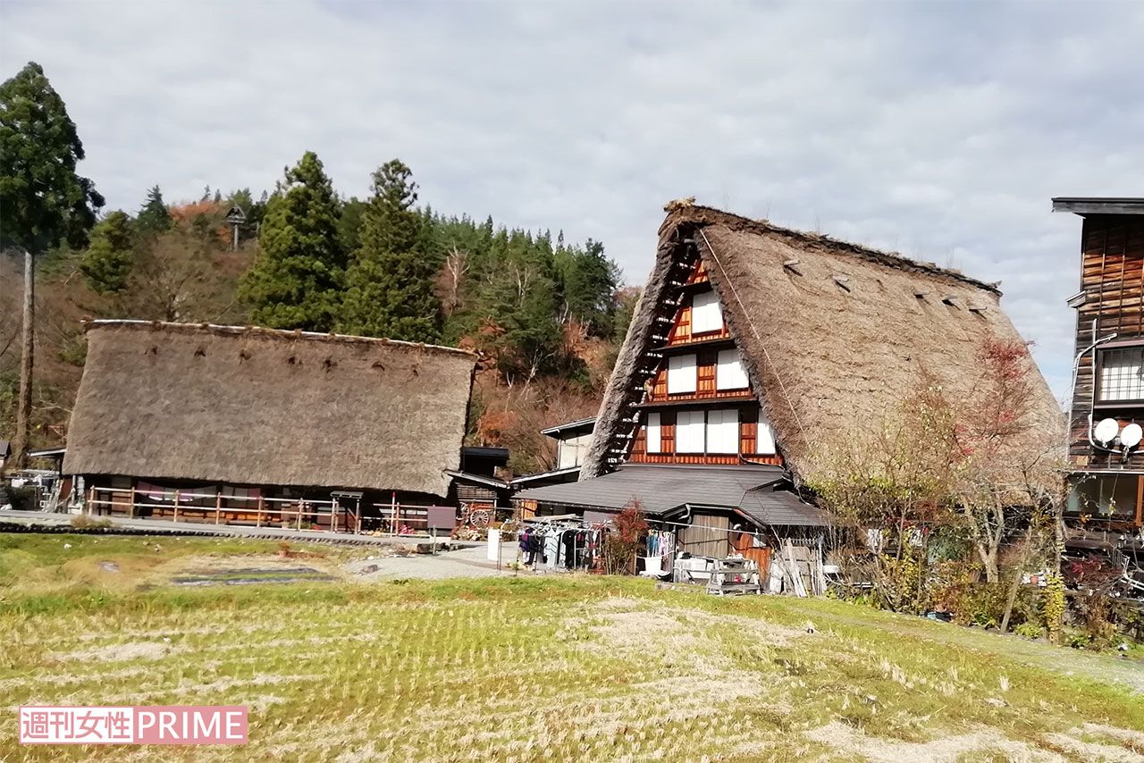 家の前には田畑が広がっている白川郷