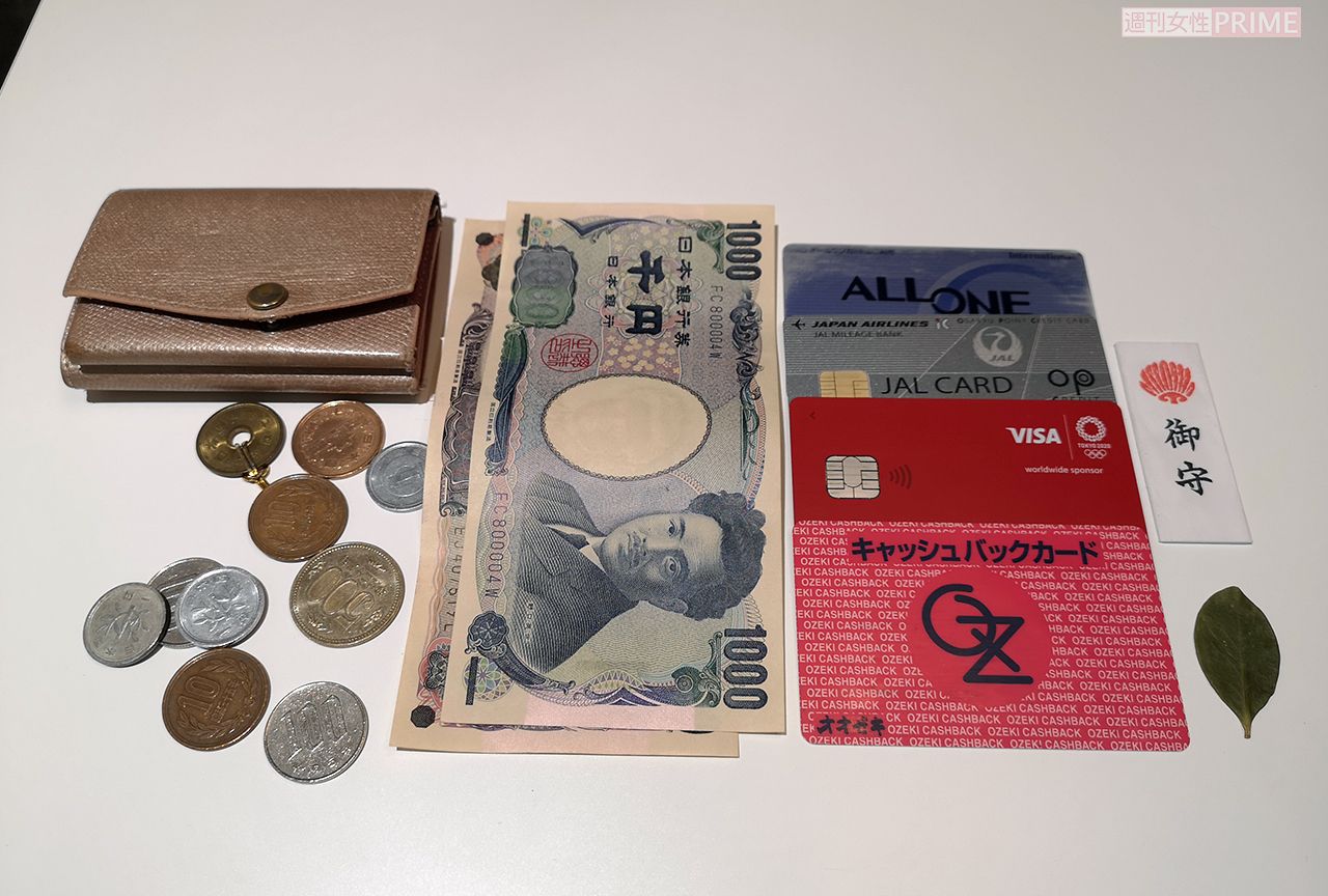 山口先生が普段持ち歩いているミニ財布の中身。カードは厳選して4枚程度を。