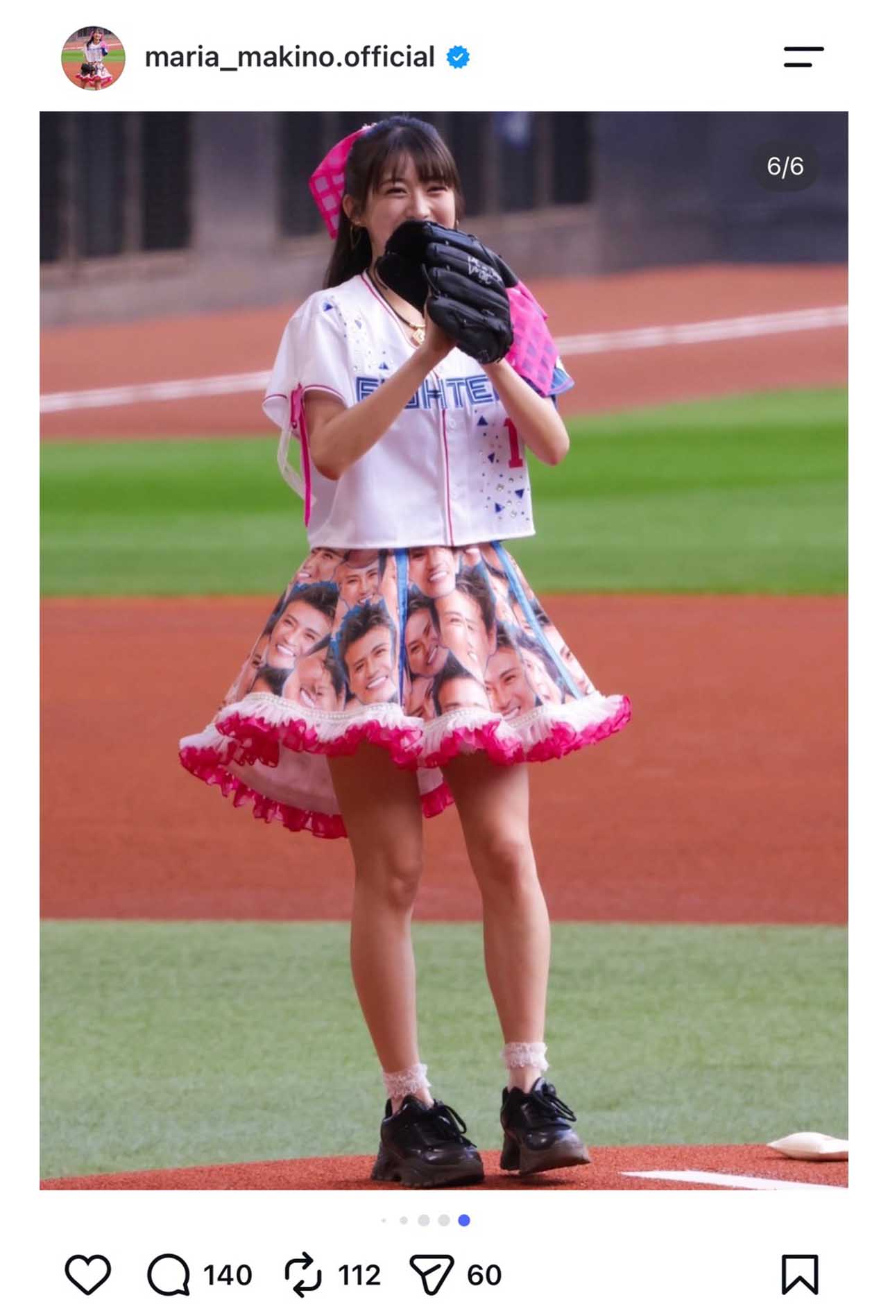 始球式では新庄の顔だらけスカートを身に着け登板した『元モー娘。』の牧野真莉愛（本人のインスタグラムより）