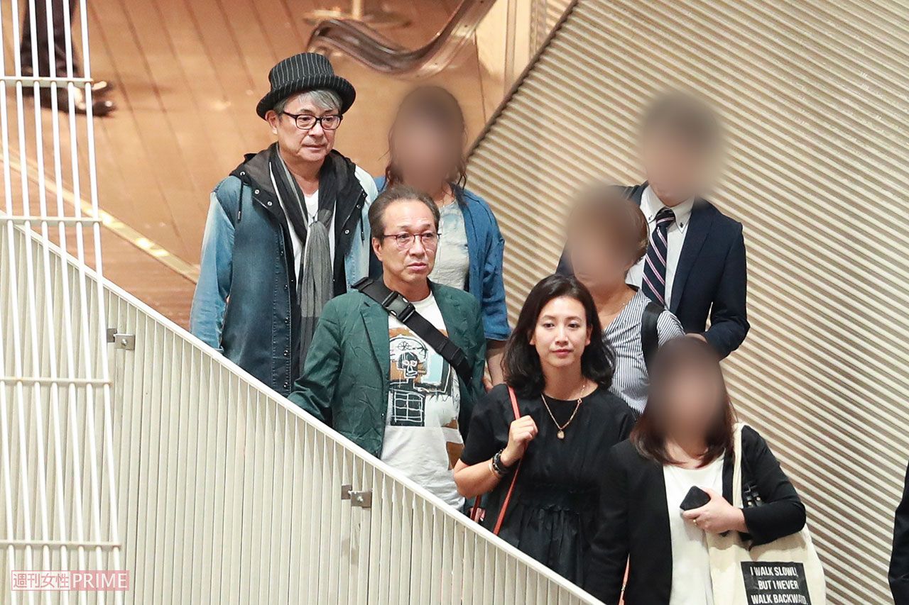 升毅、小日向文世、戸田菜穂はそとって会場を後に。小日向は腕を引かれて