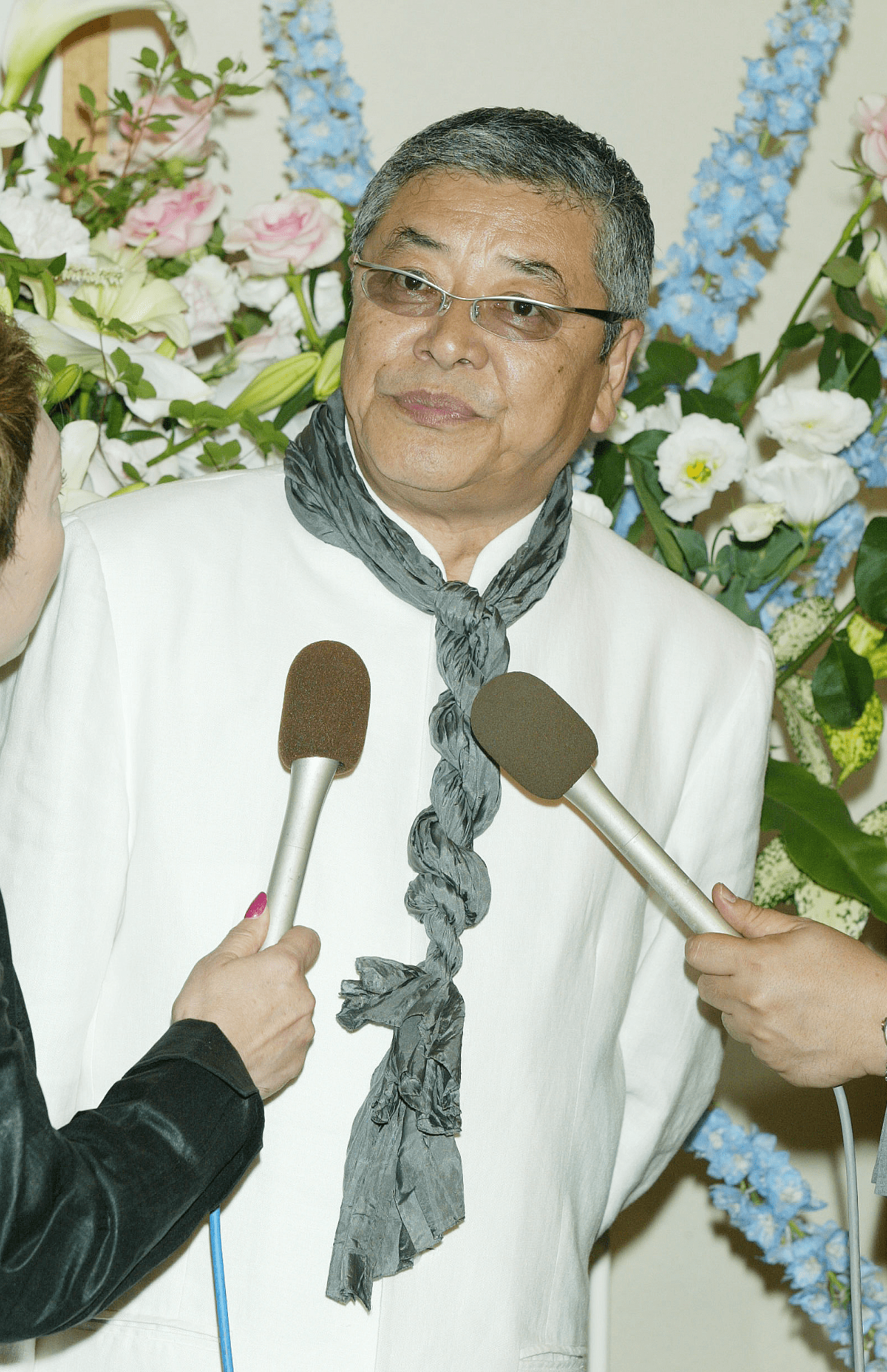 トレードマークのねじねじを着用の中尾彬