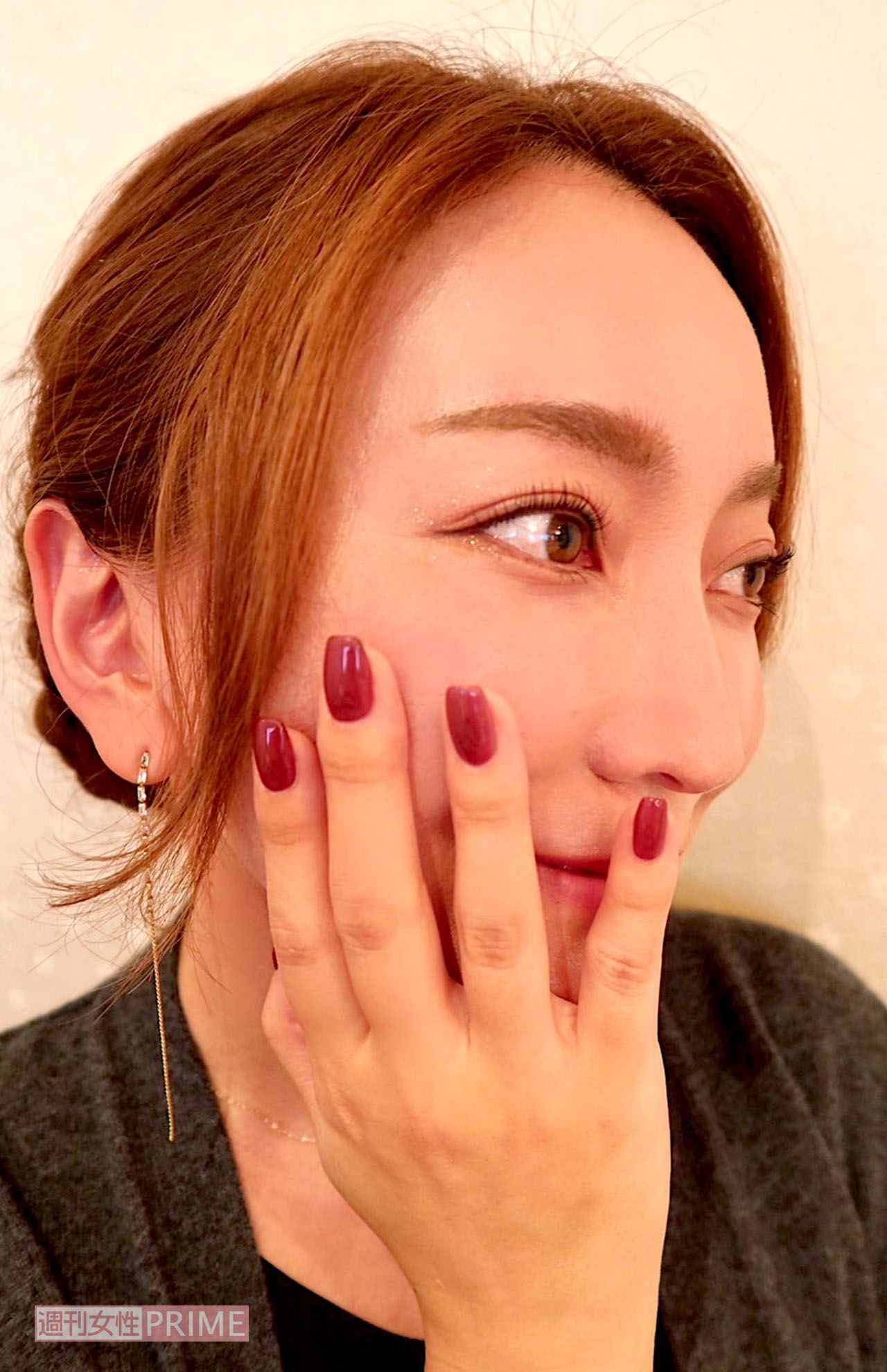 ネイルも秋用にボルドーにしました　撮影／加藤綾菜