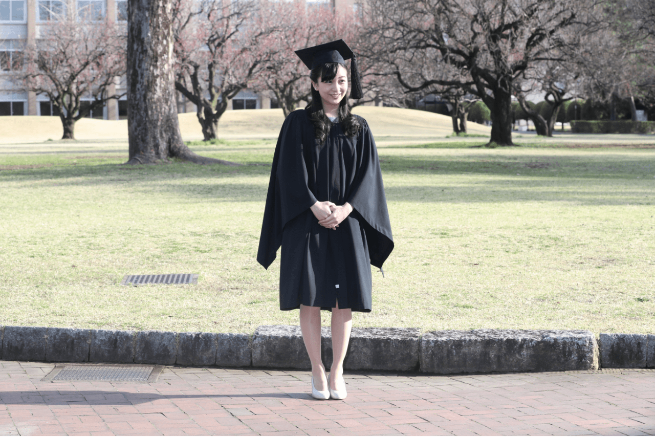 角帽とガウン姿で国際基督教大学の卒業式に出席した佳子さま（2019年3月）