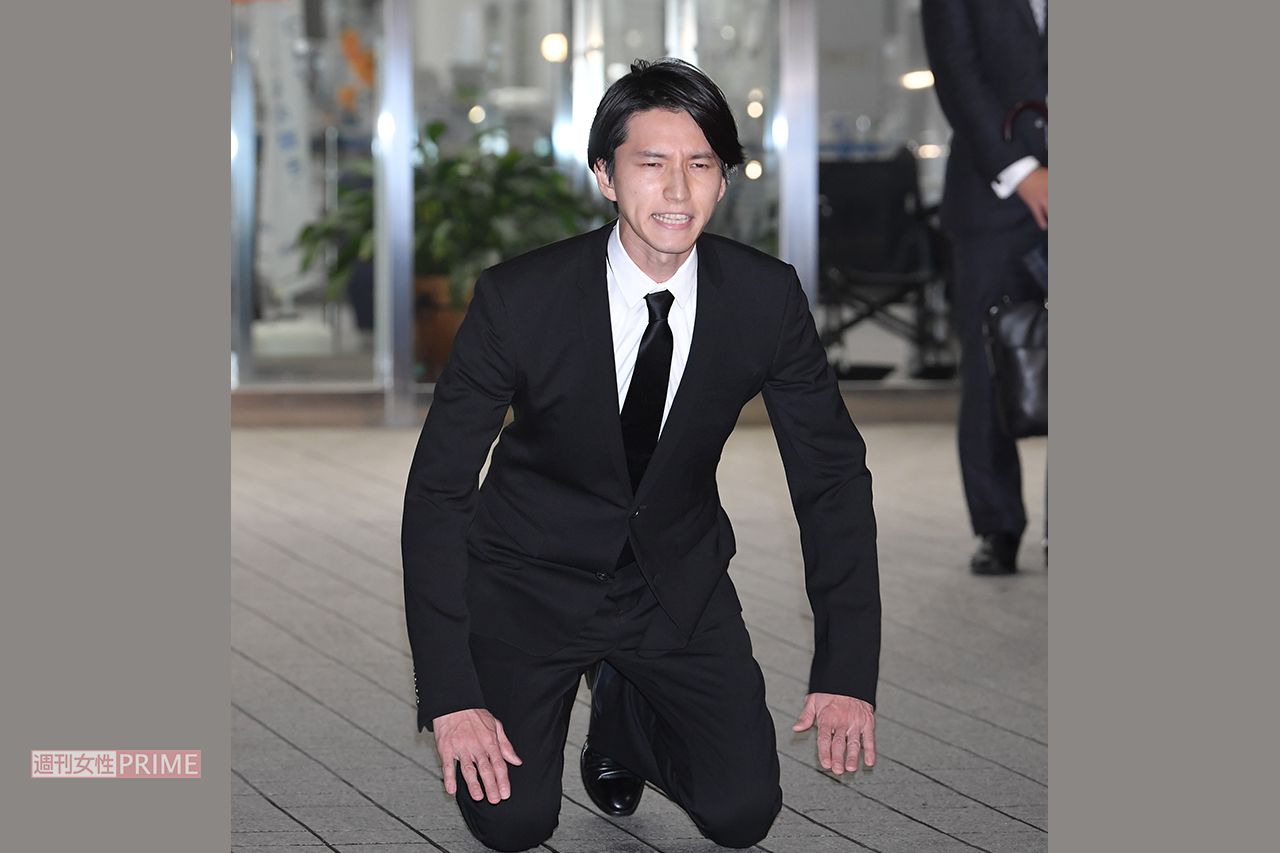 湾岸警察署前で土下座をする田口淳之介（'19年6月）