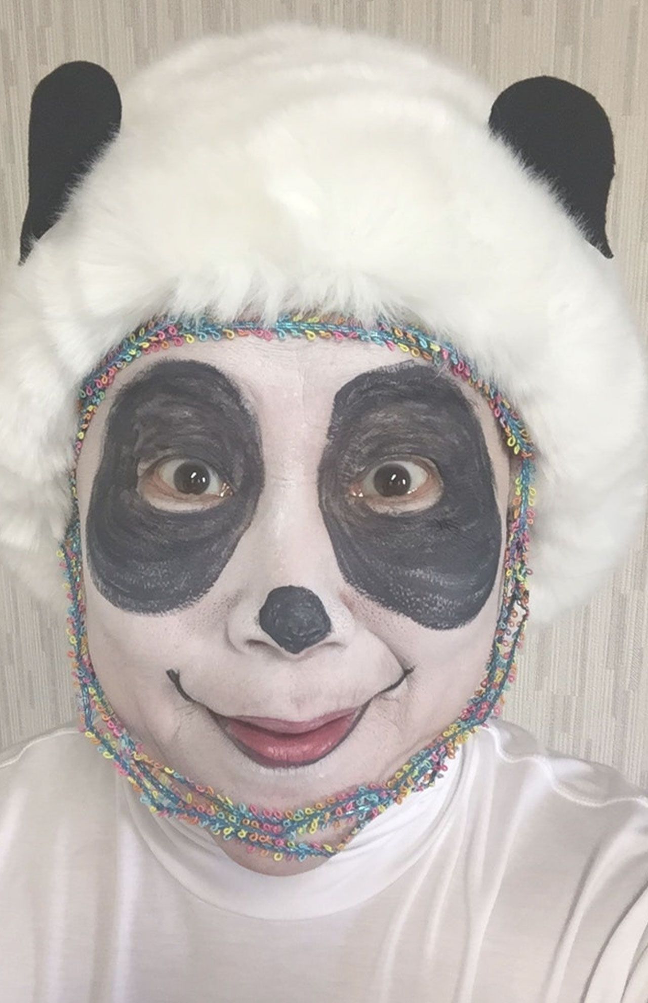 北京冬季オリンピックの大会公式マスコット『ビンドゥンドゥン』のメイクを披露する山田邦子（本人の公式ブログより）