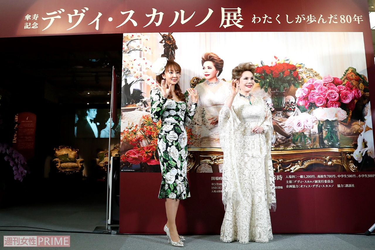 傘寿記念「デヴィ・スカルノ展　わたくしが歩んだ80年」プレス内覧会に出席した神田うの（写真左）とデヴィ夫人