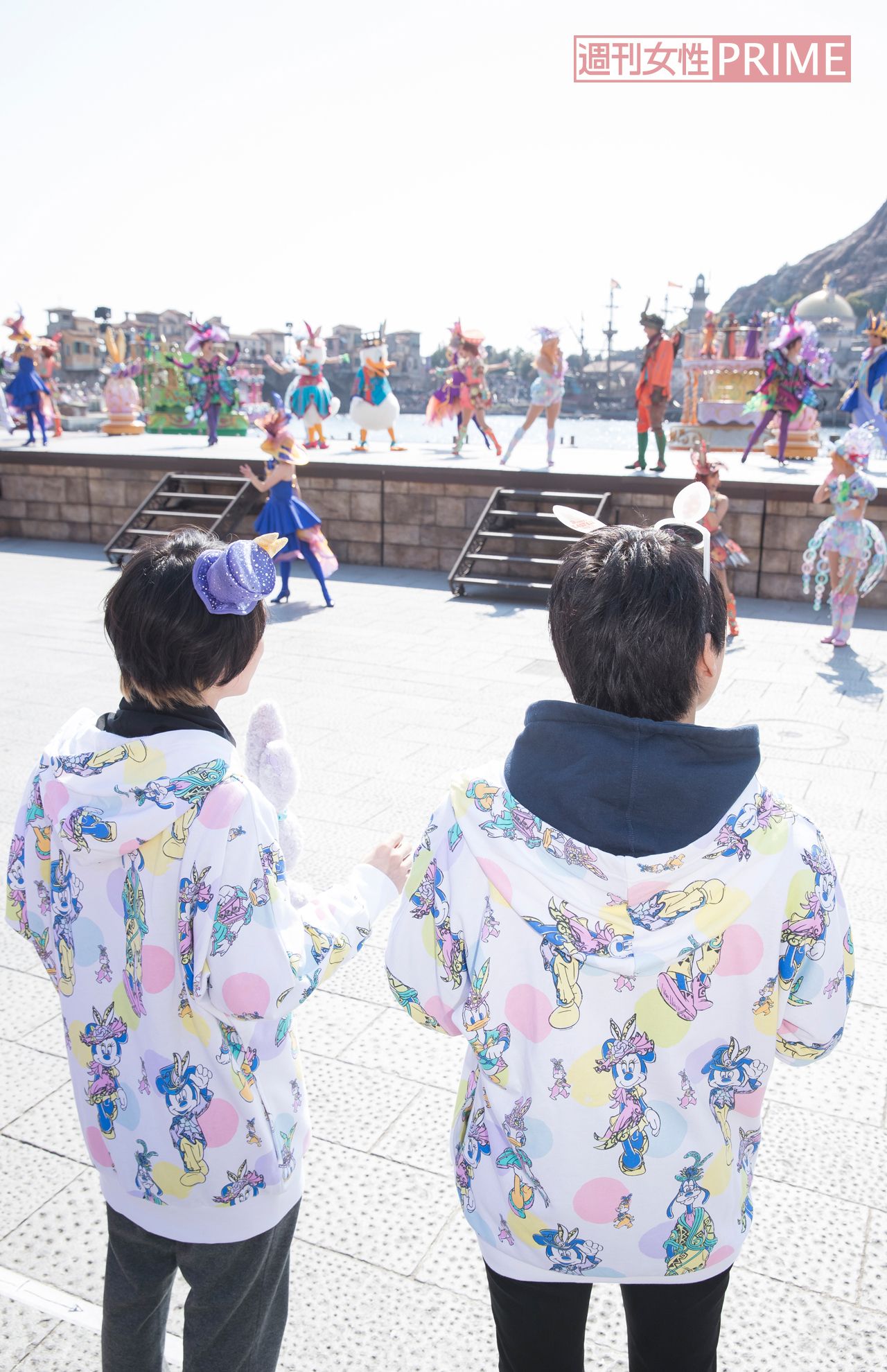 華やかな衣装と、キレッキレの踊りに思わず目を奪われ、ぼーっと見入るふたり……（東京ディズニーシー）　撮影／廣瀬靖士