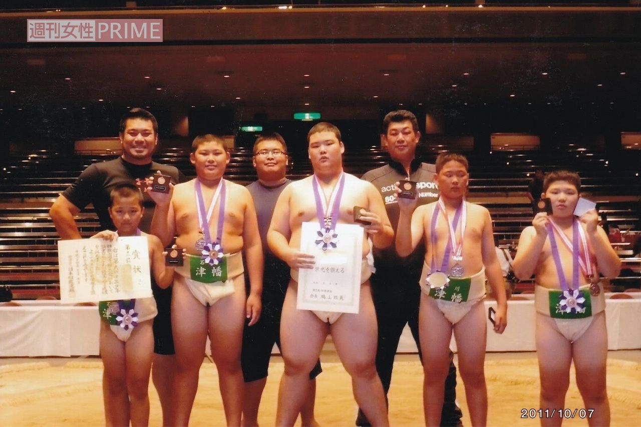 小学校時代に大会で団体3位に輝いた。前列左から2番目が大の里。前列右から2番目が欧勝海、後列右から森山さん、長井さん、父親の知幸さん（津幡町少年相撲教室提供）