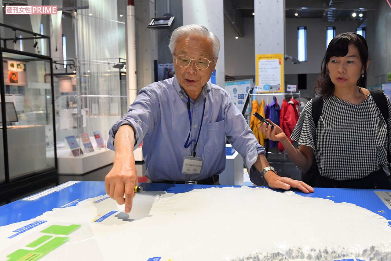 南極大陸の解説をする、ナビゲーターで元隊員の村石幸彦さん　撮影／渡邉智裕