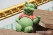 中国の某遊園地で撮影された、緑色の“プーさん”的な熊のキャラクター