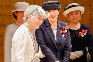 昨年5月、15年ぶりに『全国赤十字大会』に出席された雅子さまを美智子さまがご紹介（日本赤十字社提供）