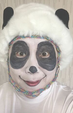 北京冬季オリンピックの大会公式マスコット『ビンドゥンドゥン』のメイクを披露する山田邦子（本人の公式ブログより）