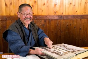 野外劇に打ち込んだ若かりしころの写真もきちんと整理。思い出話は尽きない