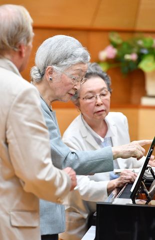 音楽イベントで遠山さんからピアノを教わる美智子さま（'17年8月）
