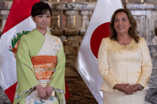 2023年11月、ペルー公式訪問中にディナ・ボルアルテ大統領を表敬訪問。若草色の振り袖姿で国際親善に務めた　写真：AFP／アフロ