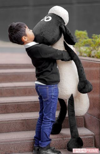 ひつじのショーンを抱きかかえる右近くん　撮影／佐藤靖彦