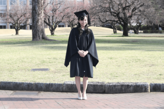 角帽とガウン姿で国際基督教大学の卒業式に出席した佳子さま（2019年3月）