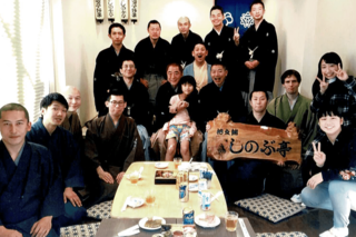 池之端しのぶ亭で。普段は寄席だが、時として宴会場にもなる使い勝手のよさ