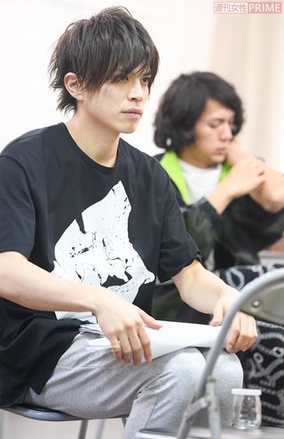 稽古場にカメラが入ると「取材が入ってるからちゃんとしたいじゃん！（笑）」とふざけていたものの、芝居が始まると、この真剣な表情。さすが！　撮影／高梨俊浩