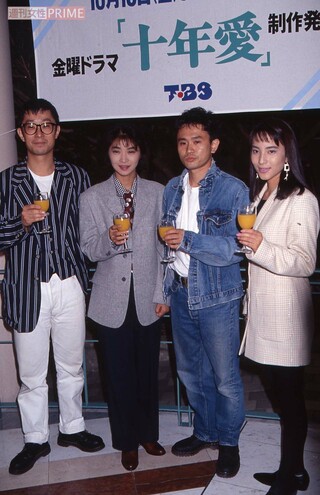 ドラマ『十年愛』制作発表で。左から大江千里、田中美佐子、浜田雅功、鈴木杏樹（1992年9月11日）